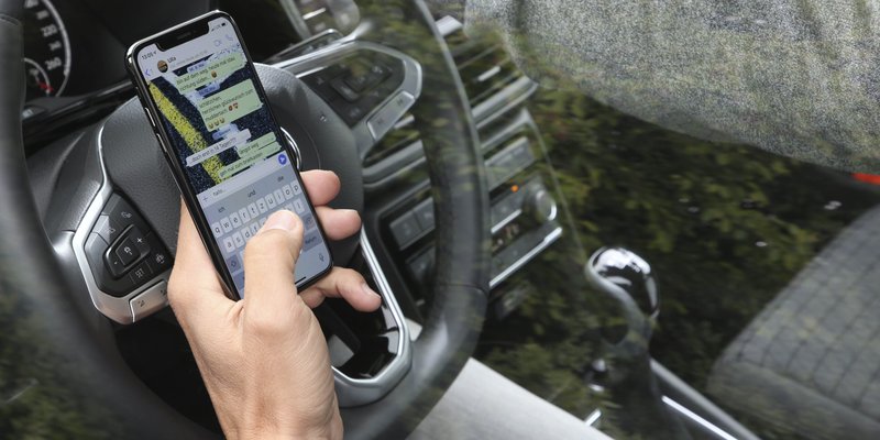 ablenkung-am-steuer-polizeikontrolle-bussgeld.jpg Bild ablenkung-am-steuer-polizeikontrolle-bussgeld.jpg